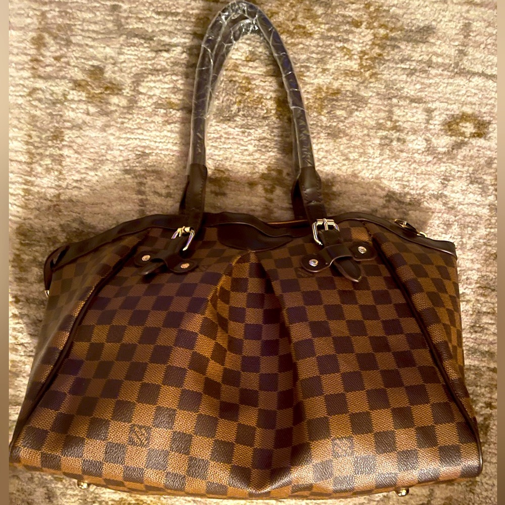 Designer Inspired shoulder handbag w/zipper opening. Happy shopping!